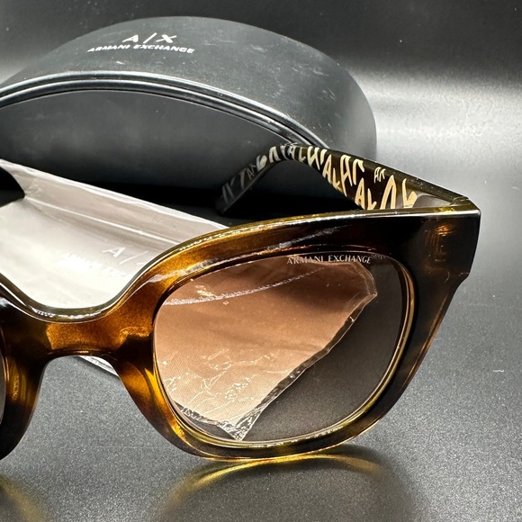 Armani Exchange Sunglass with holder and wipes. - Picture 5 of 7